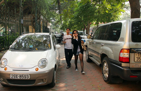 Thiếu bãi đỗ, ôtô ở Hà Nội đỗ tràn lên vỉa hè. Ảnh: Tiến Dũng.