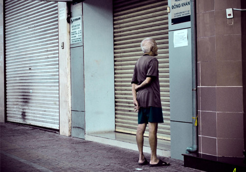 Hình ảnh một cụ già. Ảnh Na Le