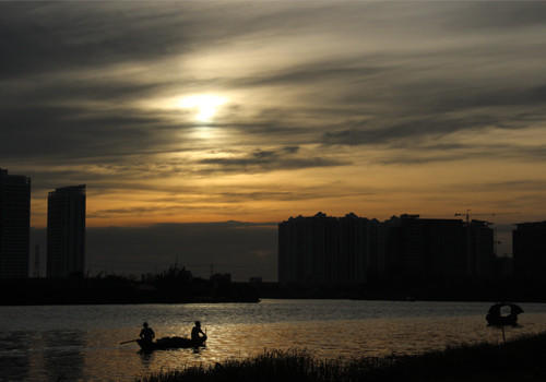 Cuộc sống mưu sinh bên thành phố hiện đại. Ảnh: Hứa Huỳnh Thanh Phương. Cuộc sống mưu sinh bên thành phố hiện đại. Ảnh: Hứa Huỳnh Thanh Phương.