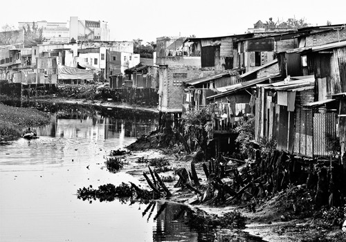 Những căn nhà lụp xụp trên kênh cũng là những đề tài cho nhiều hoạ sĩ, những kỷ niệm một thời tại Sài Gòn xưa vẫn còn đó nhưng chắc sẽ sớm được thay mới theo sự phát triển của thành phố... Ảnh: Trần Lâm Thịnh.