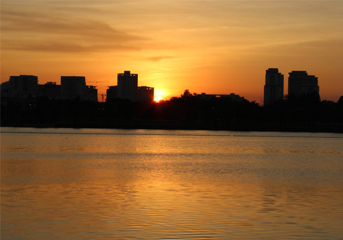 Mặt trời khuất sau những tòa nhà. Ảnh: Hứa Huỳnh Thanh Phương. Mặt trời khuất sau những tòa nhà. Ảnh: Hứa Huỳnh Thanh Phương.