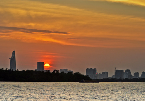 Vẫn còn đó những nơi ngắm hoàng hôn trên sông Sài Gòn. Ảnh Chụp tại Khu đất mới Bình Trưng quận 2. Ảnh: Trần Lâm Thịnh.