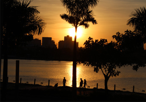 Bóng chiều dần buông. Ảnh: Hứa Huỳnh Thanh Phương. Bóng chiều dần buông. Ảnh: Hứa Huỳnh Thanh Phương.