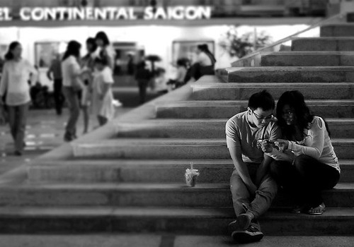 Đôi bạn trẻ trước nhà hát thành phố. Ảnh Bizou Đôi bạn trẻ trước nhà hát thành phố. Ảnh Bizou