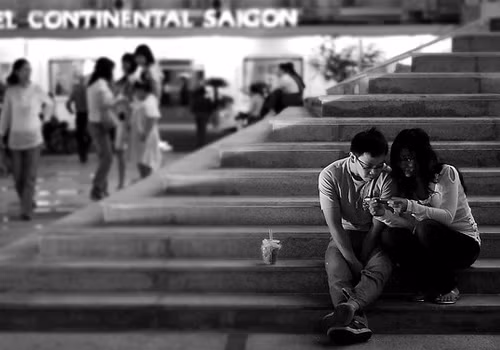 Đôi bạn trẻ trước nhà hát thành phố. Ảnh Bizou