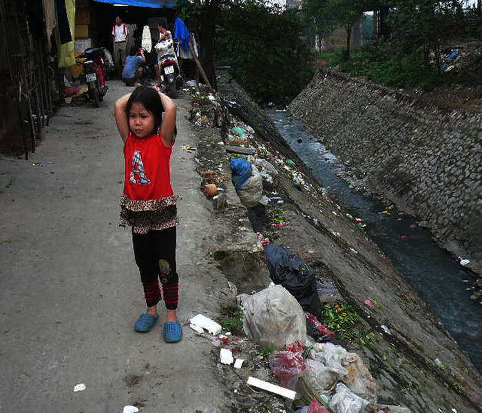 Trẻ con chơi ngay miệng cống liệu có an toàn? Trẻ con chơi ngay miệng cống liệu có an toàn?