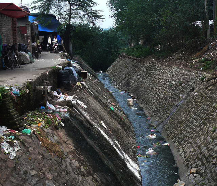 Khi cống cạn nước thì mùi hôi thối vẫn nồng nặc. Khi cống cạn nước thì mùi hôi thối vẫn nồng nặc.