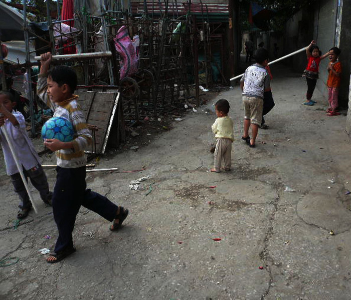 Trẻ vẫn hồn nhiên chơi đùa bên cạnh rác và ngổn ngang xe kéo của người kéo hàng thuê. Trẻ vẫn hồn nhiên chơi đùa bên cạnh rác và ngổn ngang xe kéo của người kéo hàng thuê.