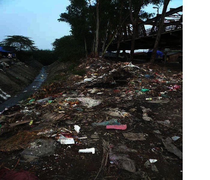 Rác ngập ngụa khắp nơi. Rác ngập ngụa khắp nơi.