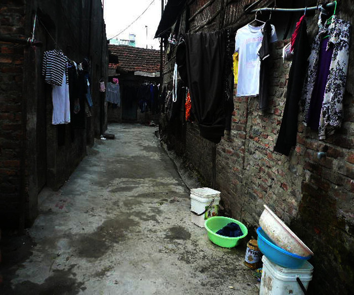 Sau khi tan học những đứa trẻ xóm “Cống thối” trở về nhà, chúng nhảy nhót, chơi, đá bóng ngay cạnh cống thối, và cả những khoảng trống sau buổi tan chợ đầy rác, hộp giấy, thùng xốp… và xe đẩy hàng xếp chồng lên nhau. Sau khi tan học những đứa trẻ xóm “Cống thối” trở về nhà, chúng nhảy nhót, chơi, đá bóng ngay cạnh cống thối, và cả những khoảng trống sau buổi tan chợ đầy rác, hộp giấy, thùng xốp… và xe đẩy hàng xếp chồng lên nhau.