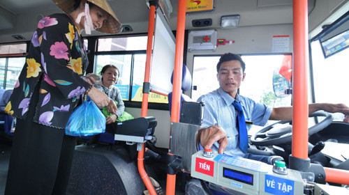 Hành khách nhận vé từ máy bán vé tự động. Ảnh: Minh Đức.