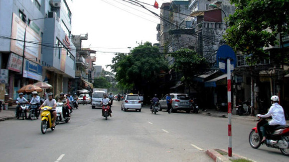 Từ 15/4 xe con chỉ được đi 1 chiều trên đường La Thành. Ảnh: An ninh thủ đô.