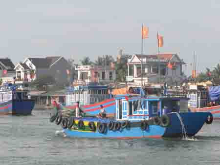 UBND huyện đảo Lý Sơn đang chọn kinh tế biển và du lịch làm mũi nhọn để phát triển. UBND huyện đảo Lý Sơn đang chọn kinh tế biển và du lịch làm mũi nhọn để phát triển.