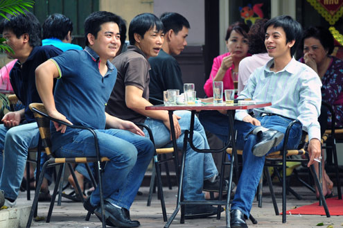 Các quán cafe trở nên đông đúc hơn.