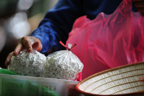 Bột sắn giải khát bán tận nhà trên các tuyến phố.