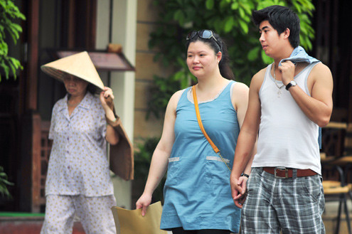 Nhiều người ra đường mặc áo ba lỗ.