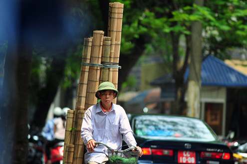 Mành che nắng được bán rong trên phố.