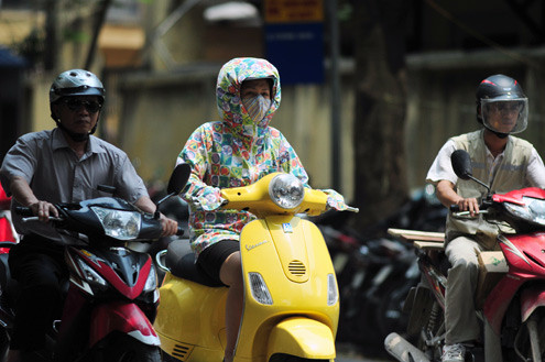 Chị em bắt đầu với áo chống nắng, khẩu trang bảo vệ sức khỏe.