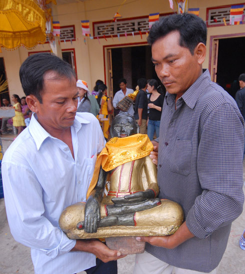 Thỉnh tượng Phật đi tắm. 12h trưa ngày mùng 3 Tết Chol Chnam Thmey, người dân thỉnh tượng Phật trong chùa ra sân, dùng nước ướp ngũ hoa đã chuẩn bị trước để sư cả tưới tắm tượng Phật. Người dân hứng nước tắm này để xức lên đầu, toàn thân với quan niệm được mạnh khỏe và Phật ban phước trong năm; đồng thời xóa tội lỗi.