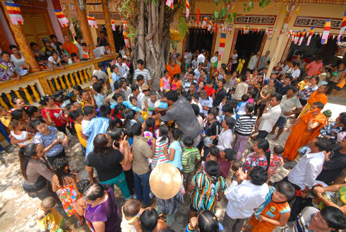 Hàng trăm người tham gia lễ tắm Phật. Sau đó, mọi người vào trong chùa để sư cả cúng cầu siêu.