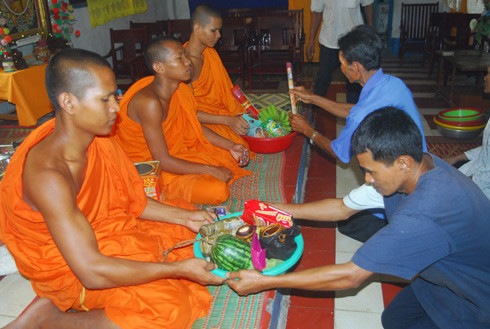 Dâng lễ cho các nhà sư.