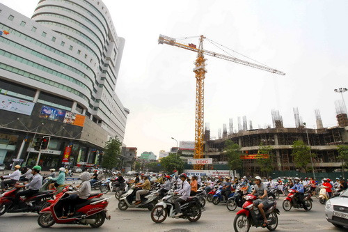 Cầu cẩu tháp trục không đảm bảo an toàn trên đường Tây Sơn, Đống Đa - Hà Nội. Ảnh: Nguyễn Khánh. Cầu cẩu tháp trục không đảm bảo an toàn trên đường Tây Sơn, Đống Đa - Hà Nội. Ảnh: Nguyễn Khánh.