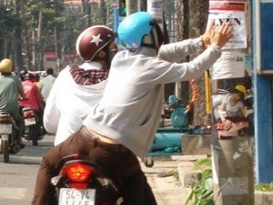 Dán trộm quảng cáo rao vặt lên cột điện. Ảnh: Internet. Dán trộm quảng cáo rao vặt lên cột điện. Ảnh: Internet.