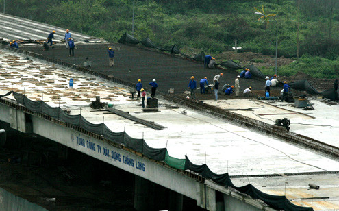 ... đang được những công nhân gấp rút thi công.