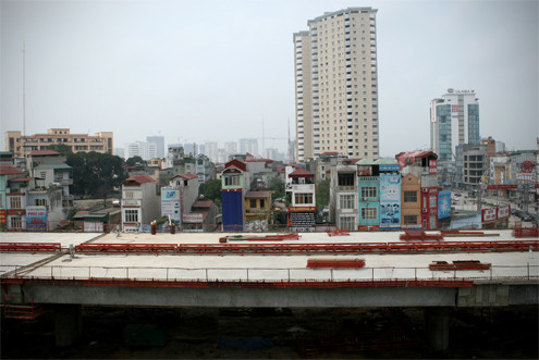 Phần cầu cạn trên đường Khuất Duy Tiến...