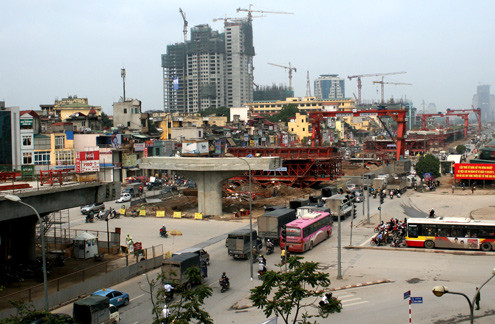 Còn lại, nhiều nút khác đang trong quá trình lắp dầm.