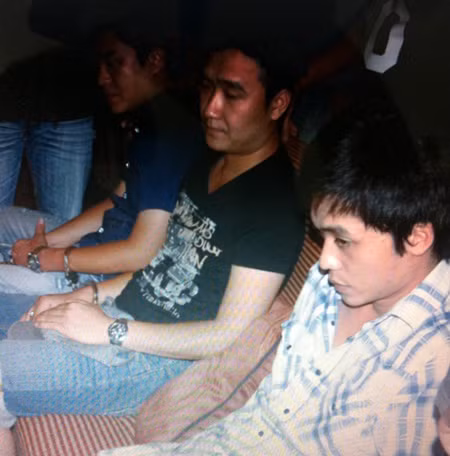 Bảo (áo đen ngồi giữa) và 2 đàn em bị bắt quả tang bắt cóc sinh viên để đòi nợ. Bảo (áo đen ngồi giữa) và 2 đàn em bị bắt quả tang bắt cóc sinh viên để đòi nợ.