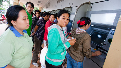 Tại một số ngân hàng, các giao dịch ATM nội mạng như rút tiền, chuyển khoản... cũng bị thu phí. Ảnh: Tiến Thành Tại một số ngân hàng, các giao dịch ATM nội mạng như rút tiền, chuyển khoản... cũng bị thu phí. Ảnh: Tiến Thành