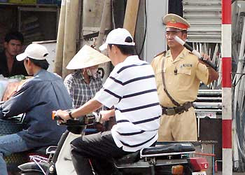 Tại ngã tư Đinh Bộ Lĩnh - Bạch Đằng, TP.HCM, chiến sĩ CSGT phải làm việc liên tục để điều tiết giao thông. Ảnh: An Nhơn/ VnExpress.