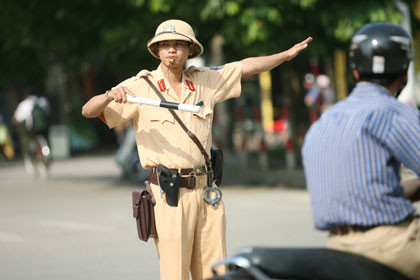 Ngày 20/4/2010, lực lượng CSGT CA TP.Hà Nội chính thức sử dụng mũ cối khi thực hiện phân luồng, xử lý các vi phạm về trật tự an toàn giao thông. Ảnh: Lao động.