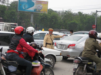 CSGT làm việc căng thẳng khi xảy ra tình trạng tắc đường. Ảnh: Châu Như Quỳnh/ Dân trí.
