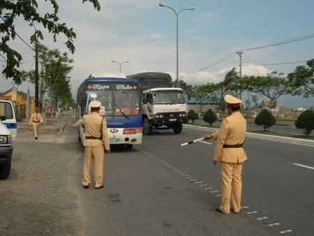 Tháng 4/2012, UBND thành phố Đà Nẵng quyết định chi gần 400 triệu đồng trang bị máy ảnh và máy quay phim kỹ thuật số cho lực lượng cảnh sát giao thông phục vụ công tác xử phạt vi phạm về trật tự an toàn giao thông trên địa bàn thành phố. Ảnh: Khánh Hồng/ Dân trí.