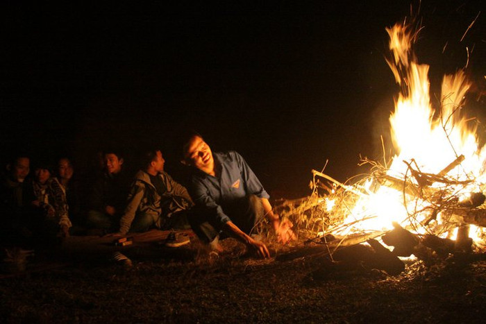 Cùng nhau đốt lửa trại ven hồ. Cùng nhau đốt lửa trại ven hồ.