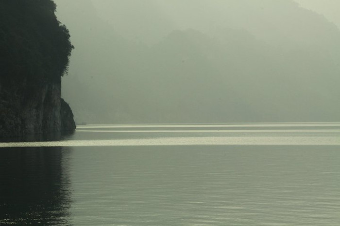 Mặt hồ với vẻ đẹp thơ mộng, bình yên. Mặt hồ với vẻ đẹp thơ mộng, bình yên.