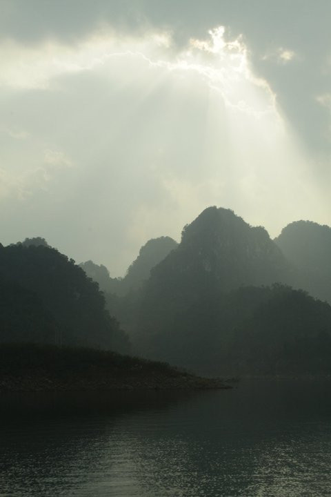 Vẻ đẹp Thung Nai được mệnh danh như vịnh Hạ Long trên cạn. Vào mùa hè rất nhiều du khách trong và ngoài nước đến đây để tận hưởng cảm giác mát mẻ thoải mái và bình dị của Thung Nai. Vẻ đẹp Thung Nai được mệnh danh như vịnh Hạ Long trên cạn. Vào mùa hè rất nhiều du khách trong và ngoài nước đến đây để tận hưởng cảm giác mát mẻ thoải mái và bình dị của Thung Nai.