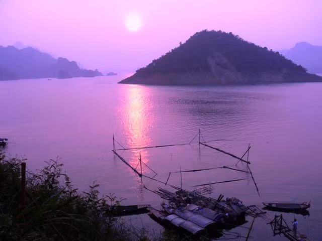 Hoàng hôn trên hồ Thung Nai.