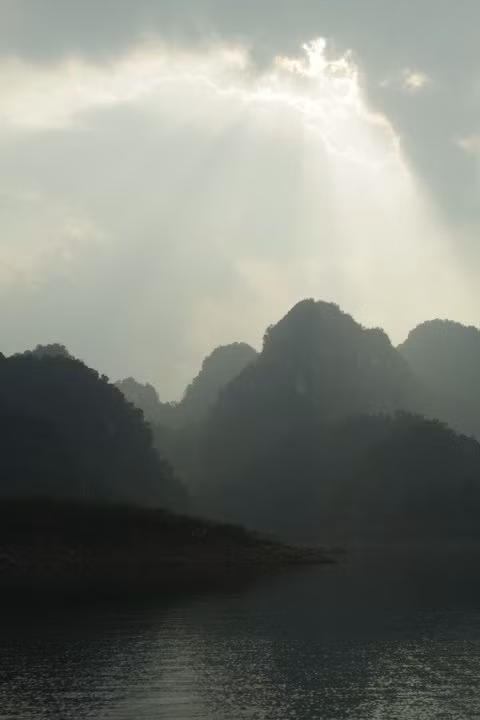 Vẻ đẹp Thung Nai được mệnh danh như vịnh Hạ Long trên cạn. Vào mùa hè rất nhiều du khách trong và ngoài nước đến đây để tận hưởng cảm giác mát mẻ thoải mái và bình dị của Thung Nai.