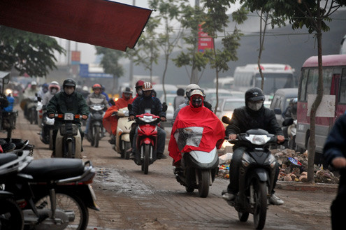 Người dân tranh thủ đi lên vỉa hè để nhanh chóng thoát khỏi cảnh ùn tắc dưới lòng đường. Ảnh: VnExpress.