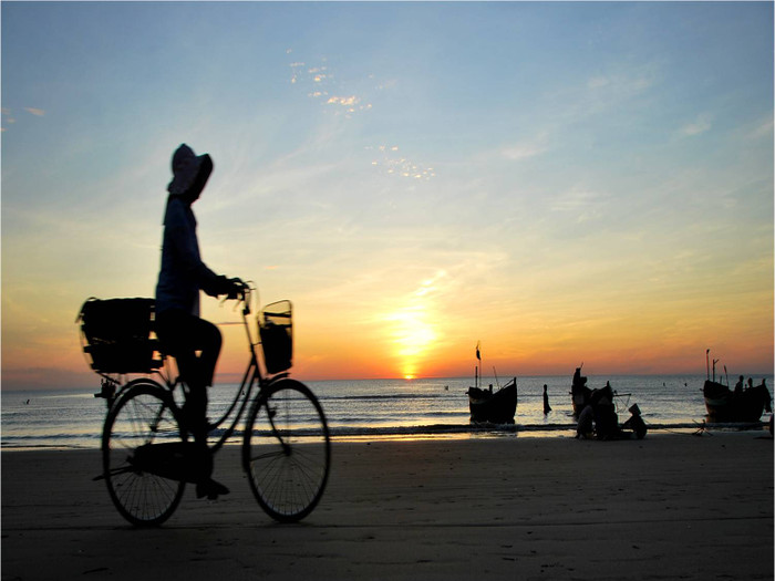 Xe đạp cùng ngư dân ra biển chở cá về. Xe đạp cùng ngư dân ra biển chở cá về.