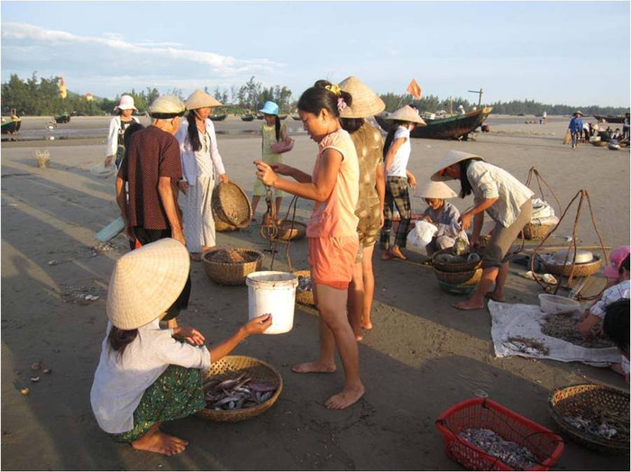 Phiên chợ diễn ra chớp nhoáng. Phiên chợ diễn ra chớp nhoáng.
