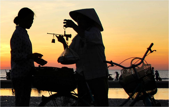 Cân cá trong lúc mặt trời còn nhá nhem. Cân cá trong lúc mặt trời còn nhá nhem.