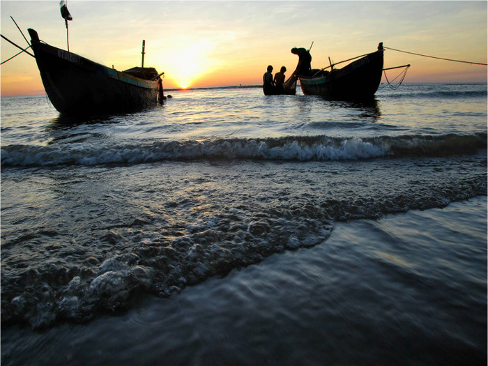 Những người dân chài lưới nhỏ bé đang mưu sinh mập mờ trên bãi biển càng tô thêm sự sinh động, chân thực cho bức tranh thiên nhiên. Những người dân chài lưới nhỏ bé đang mưu sinh mập mờ trên bãi biển càng tô thêm sự sinh động, chân thực cho bức tranh thiên nhiên.