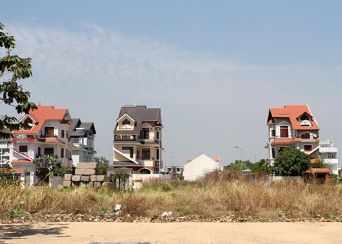 Với những dự án thực hiện trước thời điểm Nghị định 69 có hiệu lực, tiền sử dụng đất được tính dựa theo bảng giá đất hàng năm chỉ bằng 20-30% giá thị trường. Trong khi đó, các dự án mới sau này phải đóng tiền sử dụng đất bằng 100% giá thị trường. Ảnh: Vũ Lê.