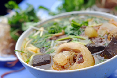 Bún bò Huế O Xuân phố Quang Trung Mang cái tên rất Huế - O Xuân, đây là một quán vỉa hè giản dị nằm trên phố Quang Trung. Quán chỉ có món "đinh" là bún bò Huế cùng một vài món bánh khác như ram ít, bột lọc, bánh bèo song thế thôi cũng đủ khiến nó trở thành một địa chỉ ẩm thực Huế rất "hot" ở Hà Nội. Nếu đến đây vào các buổi sáng hay giờ trưa bạn sẽ bắt gặp khung cảnh dân tình đến ăn đông như trảy hội. Bàn nào bàn nấy chật kín người, khách thường xuyên ở trong tình trạng mỏi mắt tìm chỗ, còn nhân viên thì quay như chong chóng vẫn không kịp. Bún bò Huế O Xuân phố Quang Trung Mang cái tên rất Huế - O Xuân, đây là một quán vỉa hè giản dị nằm trên phố Quang Trung. Quán chỉ có món "đinh" là bún bò Huế cùng một vài món bánh khác như ram ít, bột lọc, bánh bèo song thế thôi cũng đủ khiến nó trở thành một địa chỉ ẩm thực Huế rất "hot" ở Hà Nội. Nếu đến đây vào các buổi sáng hay giờ trưa bạn sẽ bắt gặp khung cảnh dân tình đến ăn đông như trảy hội. Bàn nào bàn nấy chật kín người, khách thường xuyên ở trong tình trạng mỏi mắt tìm chỗ, còn nhân viên thì quay như chong chóng vẫn không kịp.