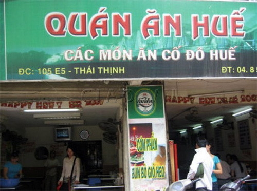 Quán Huế phố Thái Thịnh Đi qua đây, nếu ai không biết sẽ dễ nhầm lẫn nơi này là một tiệm cơm bình dân, vì quán trông rất đơn giản, lại luôn có vẻ đông đúc, xô bồ. Nhưng nếu thuộc hạng "ma xó", ắt hẳn bạn phải biết đây là một trong những quán Huế khá lâu năm ở Hà Nội. Để tìm món đặc sắc hẳn thì hơi khó nhưng ưu điểm của quán này là "gi gỉ gì gi, cái gì cũng có". Thế nên không như nhiều quán Huế khác, khách chỉ có thể ăn chơi, "ăn hương ăn hoa" với các loại bánh Huế, nem lụi, vả... ở đây, bạn hoàn có thể "đánh" một bữa thật no nê, ấm bụng với các món Huế nặng đô hơn như cơm âm phủ, cơm rang hến, cơm thịt kho... Ngoài ra, giá cả cũng "bình dân" đúng như vẻ ngoài của quán, các món dao động từ 25.000 - 40.000 đồng. Nhờ thế, quán ngày càng đông khách nườm nượp, dân văn phòng quanh đây cũng rất chuộng . Địa chỉ: 105-E5 Thái Thịnh, Đống Đa, Hà Nội. Quán Huế phố Thái Thịnh Đi qua đây, nếu ai không biết sẽ dễ nhầm lẫn nơi này là một tiệm cơm bình dân, vì quán trông rất đơn giản, lại luôn có vẻ đông đúc, xô bồ. Nhưng nếu thuộc hạng "ma xó", ắt hẳn bạn phải biết đây là một trong những quán Huế khá lâu năm ở Hà Nội. Để tìm món đặc sắc hẳn thì hơi khó nhưng ưu điểm của quán này là "gi gỉ gì gi, cái gì cũng có". Thế nên không như nhiều quán Huế khác, khách chỉ có thể ăn chơi, "ăn hương ăn hoa" với các loại bánh Huế, nem lụi, vả... ở đây, bạn hoàn có thể "đánh" một bữa thật no nê, ấm bụng với các món Huế nặng đô hơn như cơm âm phủ, cơm rang hến, cơm thịt kho... Ngoài ra, giá cả cũng "bình dân" đúng như vẻ ngoài của quán, các món dao động từ 25.000 - 40.000 đồng. Nhờ thế, quán ngày càng đông khách nườm nượp, dân văn phòng quanh đây cũng rất chuộng . Địa chỉ: 105-E5 Thái Thịnh, Đống Đa, Hà Nội.