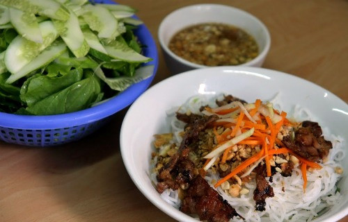 Bún thịt nướng, bánh xèo Huế phố Tô Hiến Thành Từng được cộng đồng biết đến qua món phở cuốn thịt nướng, quán này là một đỉa chỉ ẩm thực Huế yêu thích từ lâu của dân văn phòng và những người dân quanh khu phố Tô Hiến Thành. Là quán vỉa hè bình dân, chật chội, thế nên nếu bạn đến vào buổi trưa hoặc chiều tối thì khó lòng mà tìm được chỗ ngồi thoải mái. Bún thịt nướng, bánh xèo Huế phố Tô Hiến Thành Từng được cộng đồng biết đến qua món phở cuốn thịt nướng, quán này là một đỉa chỉ ẩm thực Huế yêu thích từ lâu của dân văn phòng và những người dân quanh khu phố Tô Hiến Thành. Là quán vỉa hè bình dân, chật chội, thế nên nếu bạn đến vào buổi trưa hoặc chiều tối thì khó lòng mà tìm được chỗ ngồi thoải mái.